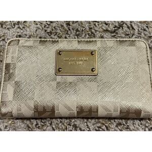 Michael Kors Fulton Carryall Wallet Gold And White Checkered Zip Around